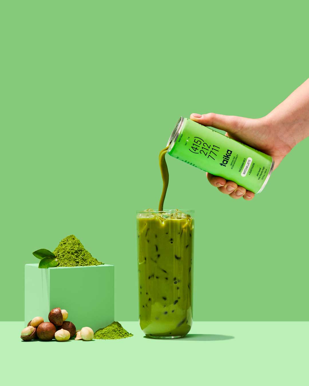 澳洲坚果奶制成的抹茶拿铁运动饮料包装设计3.jpg